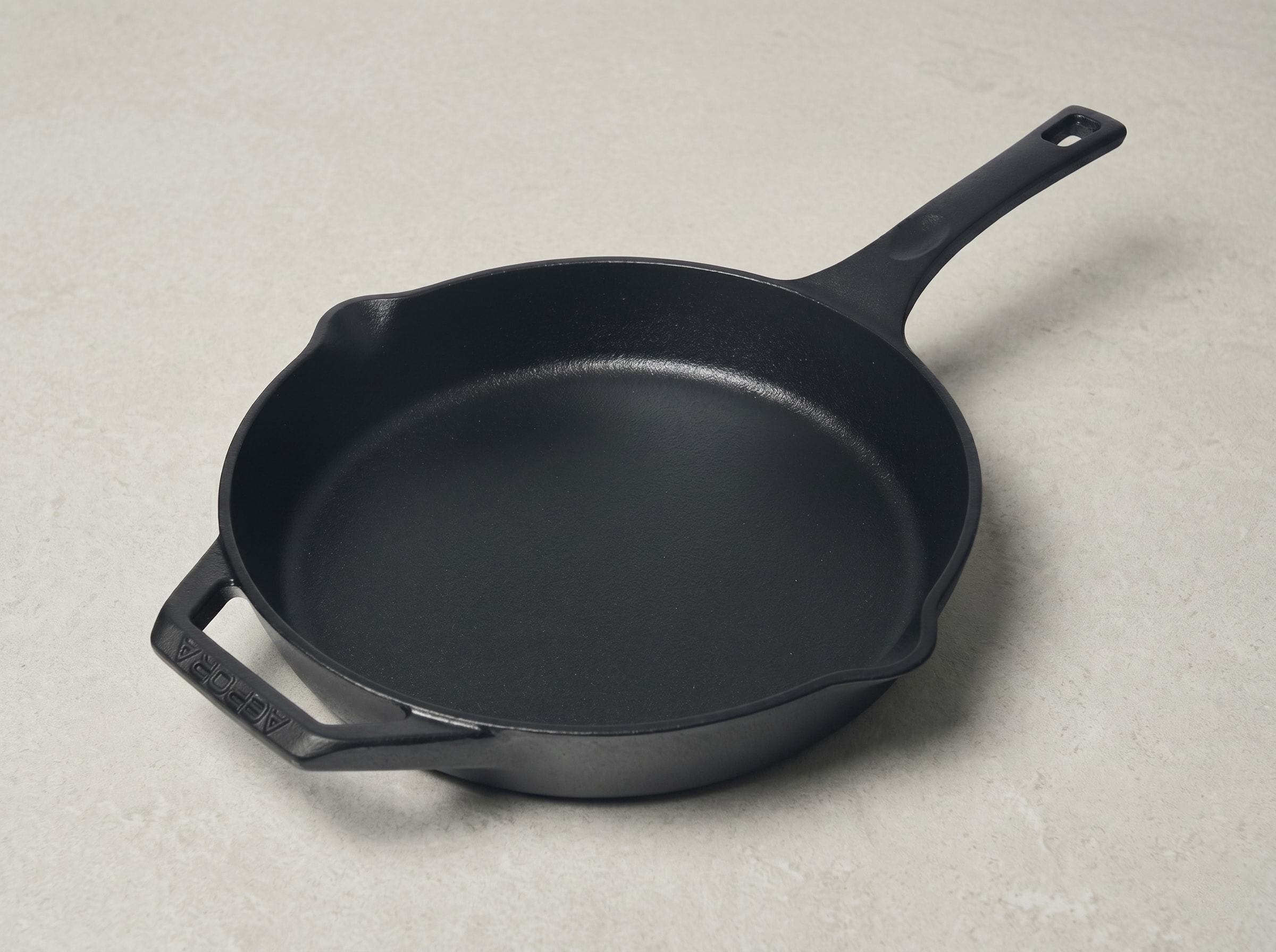 AEPORA 28 cm cast iron skillet in use for everyday cooking